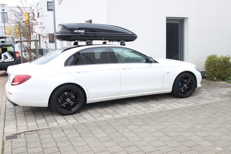 Eine JETBAG-Dachbox einem Mercedes E-Klasse Limousine