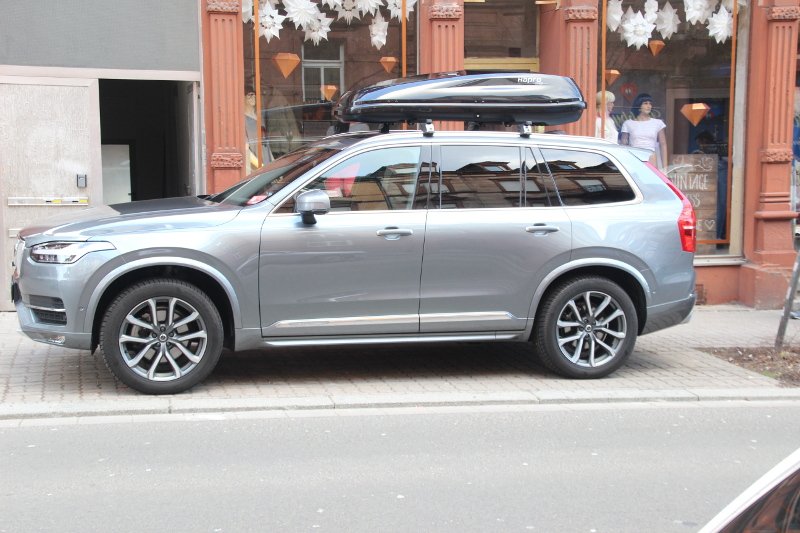 Eine Dachbox auf einem Volvo XC90
