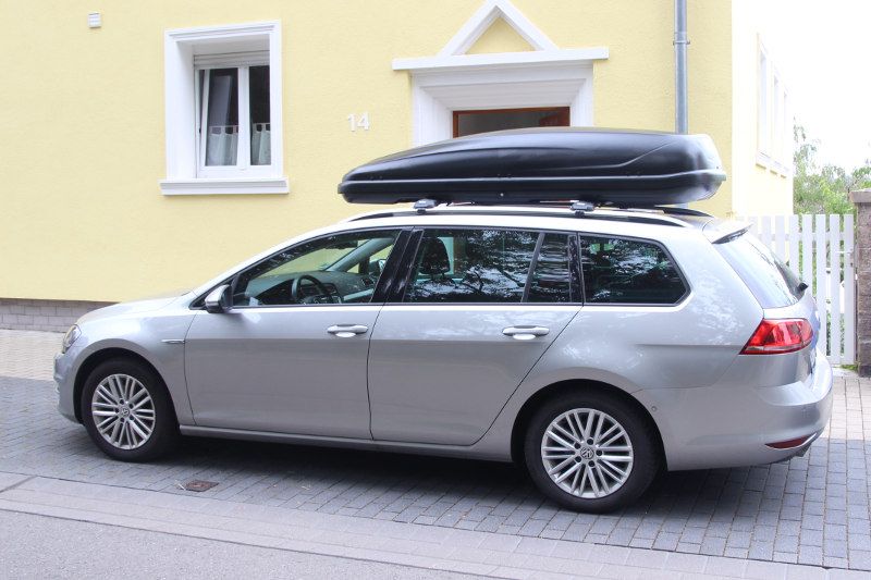 Eine Dachbox mit 530 Liter Volumen auf einem VW Passat Kombi
