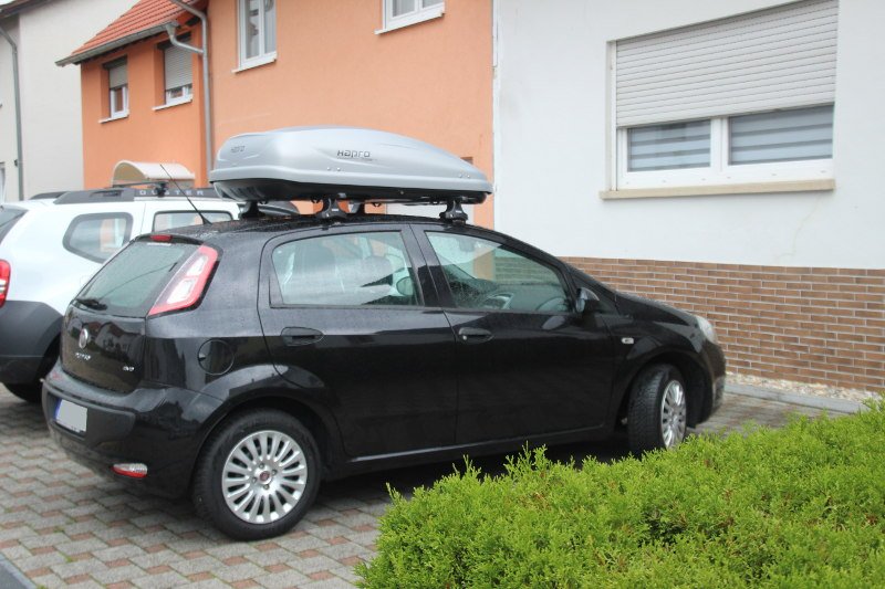 Kaiserslautern: Dachbox mit 370 Litern Fassungsvermögen montiert auf einem Fiat Punto