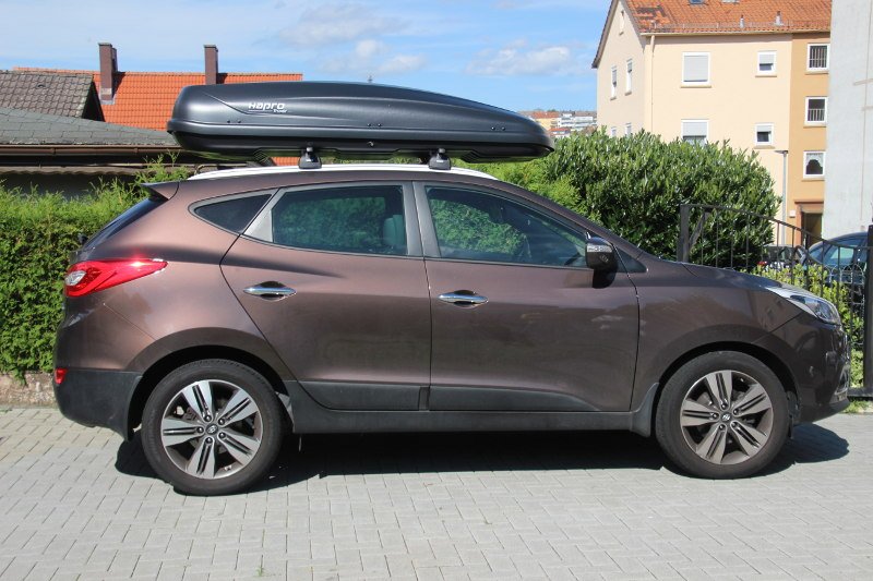 Eine Dachbox mit 530 Litern Volumen montiert auf einem Hyundai ix35 bei uns verfügbar z.B. in Kaiserslautern