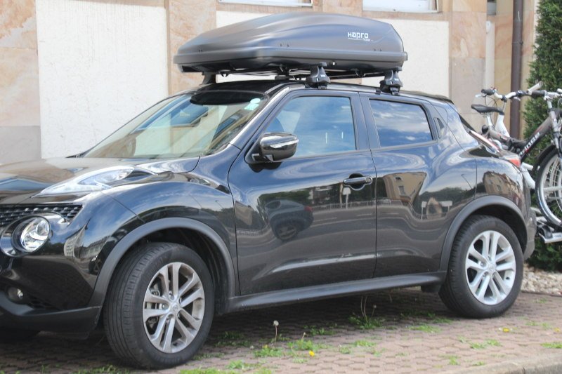 Eine Dachbox mit 370 Liter Inhalt auf einem Nissan Juke bei uns mietbar in Kaiserslautern