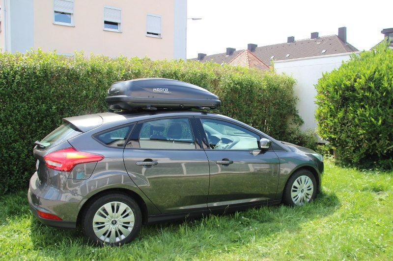 Eine Dachbox mit einem Fassungsvermögen von 370 Liter auf einem Ford Focus bei uns mieten in Kaiserslautern