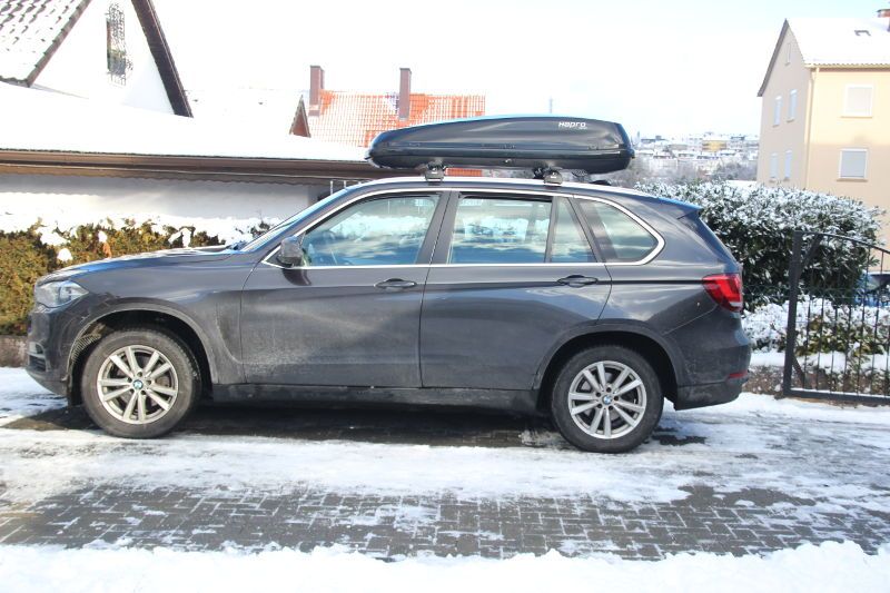 Eine Dachbox mit 530 Litern Fassungsvermögen auf einem BMW X5, bei uns zu mieten z.B. in Kaiserslautern und Umgebung