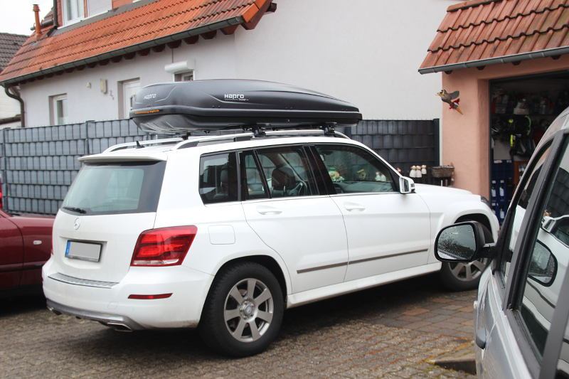 Eine Dachbox mit 530 Litern Fassungsvermögen montiert auf einem Mercedes GLK SUV - zu leihen bei uns z.B. in Krickenbach