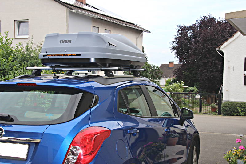 Eine Dachbox von THULE auf einem Opel Mokka, bei uns in der Vermietung z.B. in Weilerbach