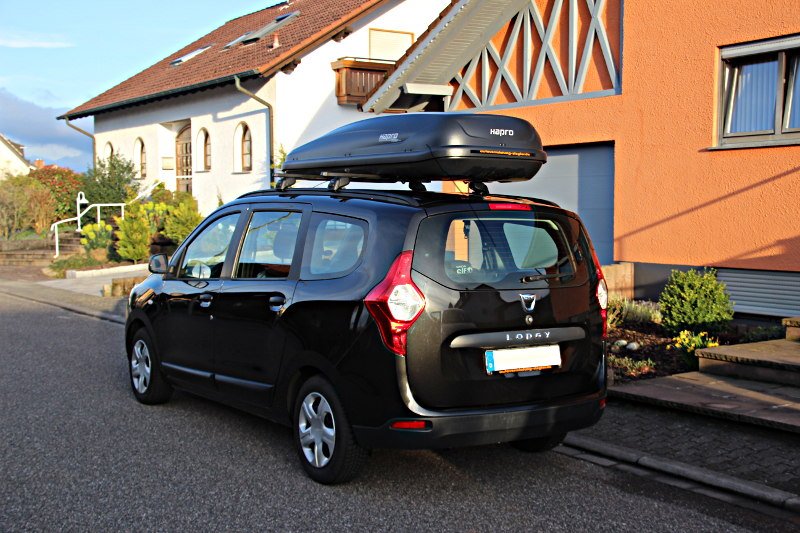 Eine Dachbox von HAPRO mit 530 Litern Volumen auf einem Dacia Lodgy Van, bei uns zu mieten in Bann