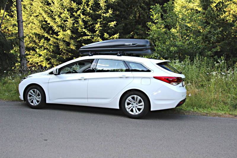 Eine Dachbox mit 530 Litern Volumen auf einem Hyundai i40 Kombi, bei uns verfügbar z.B. in Kindsbach