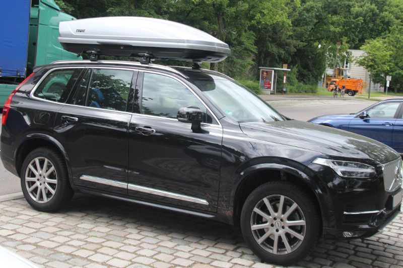 Dachbox von THULE mit 630 Liter Volumen auf einem VOLVO XC90 SUV bei uns in Kaiserslautern zur Miete verfügbar