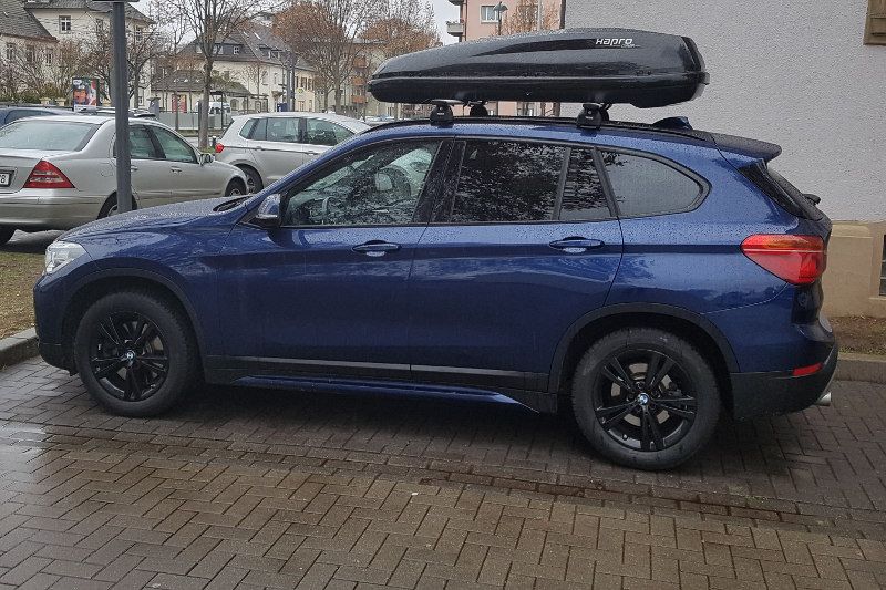 Queidersbach: HAPRO-Dachbox mit 430 Liter Volumen auf einem BMW X1