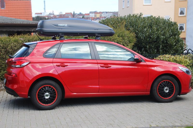 Kaiserslautern: eine Dachbox mit 370 Liter Volumen auf einem Hyundai i30