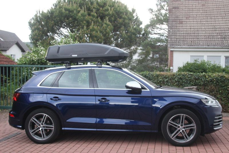 Kaiserslautern: eine Dachbox mit 450 Liter Volumen auf einem Audi SQ5