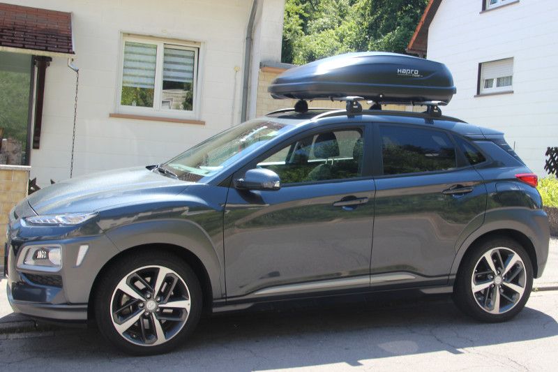 Ramstein: Dachbox mit 370 Litern Fassungsvermögen auf einem Hyundai Kona