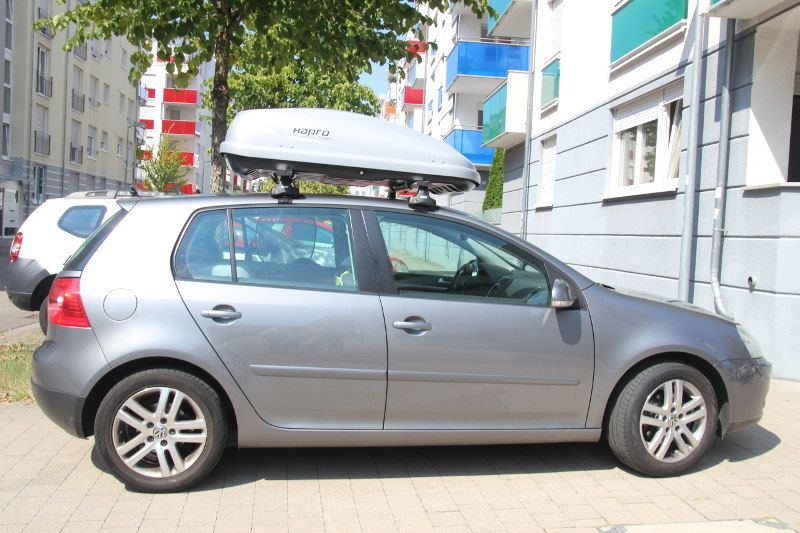 Dachbox von HAPRO  mit Dachträgern von Thule auf einem Volkswagen Golf V in Kaiserslautern