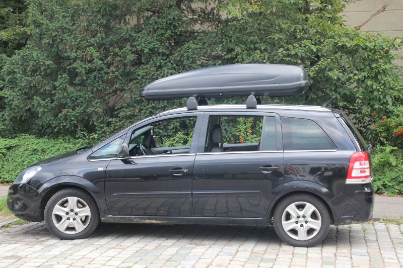 Kaiserslautern: eine Dachbox mit 530 Liter Volumen auf einem Opel Zafira