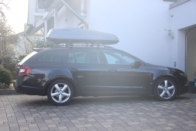 Katzweiler: Dachbox von HAPRO auf einem Skoda Octavia Combi