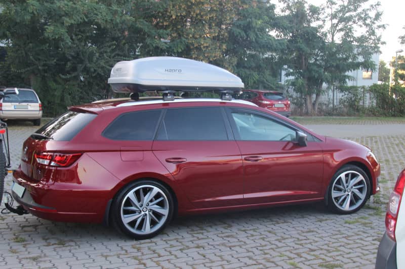 Eine Dachbox von HAPRO auf einem Seat Leon Kombi bei uns in Otterberg mieten