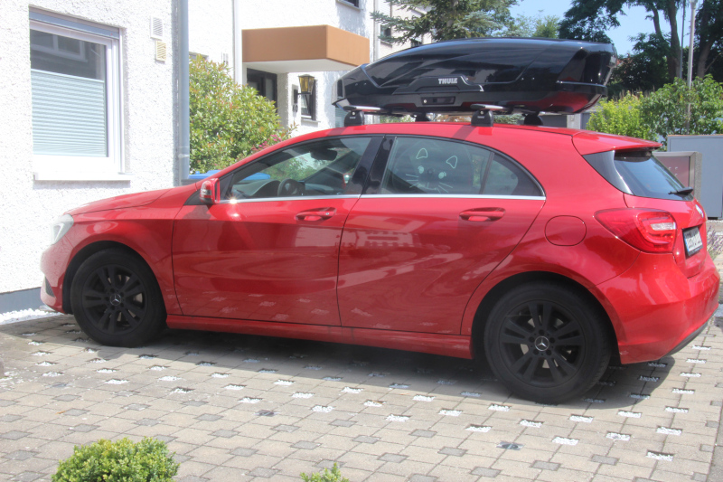 Eine Dachbox mit 400 Liter Volumen von THULE auf einem A-Klasse Mercedes