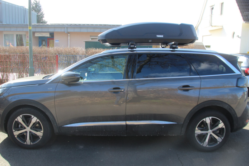 Dachbox mit 450 Liter Volumen von THULE auf einem Peugeot 5008 SUV