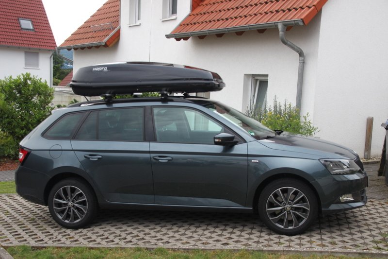 Dachbox von HAPRO mit Dachträgern von THULE<sup>&reg;</sup> montiert auf einem Skoda Fabia Kombi