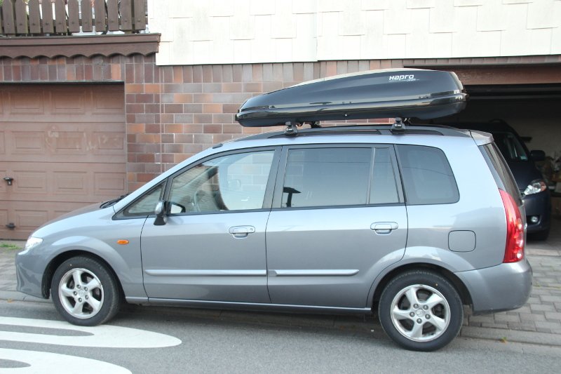 Dachbox 430 Liter mit Dachträgern von THULE<sup>&reg;</sup> montiert auf einem Mazda Premacy